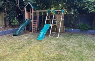 Contemporary detached house short train to London - Photo 8