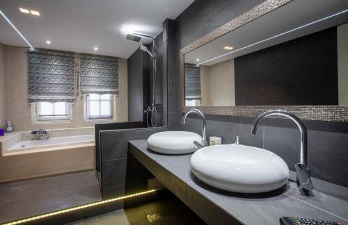 Τraditional fully detached villa on a luxurious hillock of Thessaloniki with its own garden also for family & wedding gatherings for 10 to 25 people only 15 minutes from airport - Foto 2