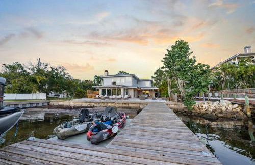 Pink Pony Villa - Waterfront Escape with Pool & Themed Rooms - Foto 3