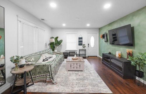 Casa Hosum - 7 mins Downtown Sleeps 9 King Bed Fenced Yard - Foto 24