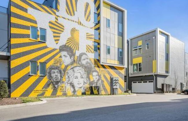 NEW Pink Howdy Oasis 13 Beds Rooftop View Parking - Foto 47