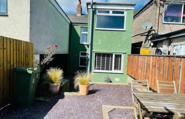 HOT TUB - Miners Cottage - edge of Brecon Beacons National Park - Heritage Town - Foto 24