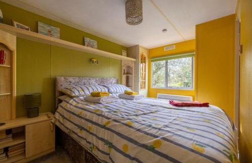 1 Bed Caravan Sleeps 2 -Dog Welcome -Free Parking - Photo 33