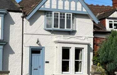 The Blue Cottage with luxurious Super King bed - Photo 2