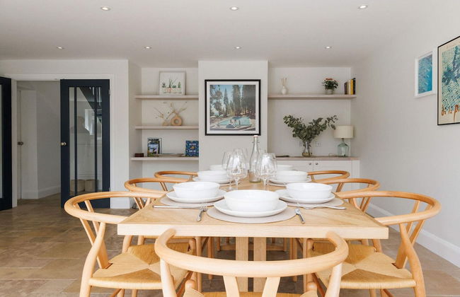 Chic 4-bed Coastal Retreat in Heart of Bosham - Photo 13