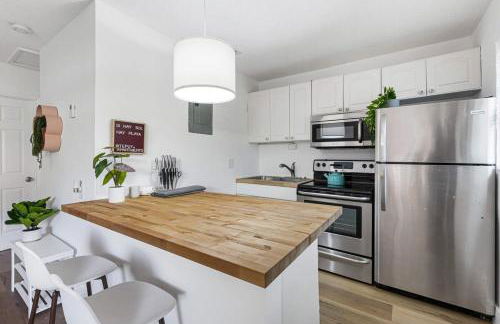 Stylish 2 BR Condo - Free Parking on Premises - Foto 37