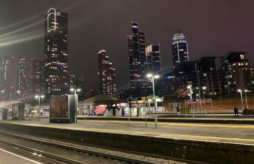 Vauxhall Central - Spacious 3-Bed Serviced Apartment- Balcony-Free Parking - Lift - Sleeps 7 - Foto 29