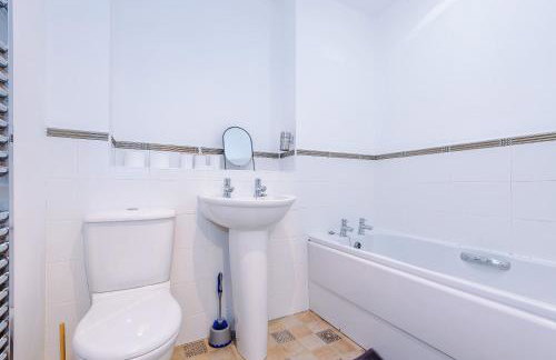Sleek 2BR Altrincham Home Parking Near Station - Foto 13