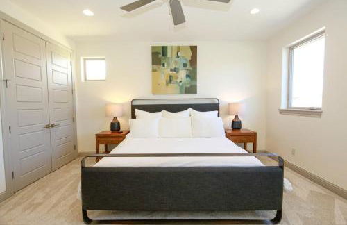 Contemporary, Luxury Retreat on Lake LBJ with Heated Pool - Foto 22