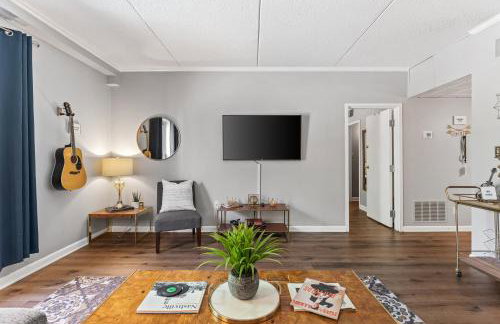 Famous MUSIC ROW 1 Bedroom Condo with FREE Parking and Pool - Foto 9