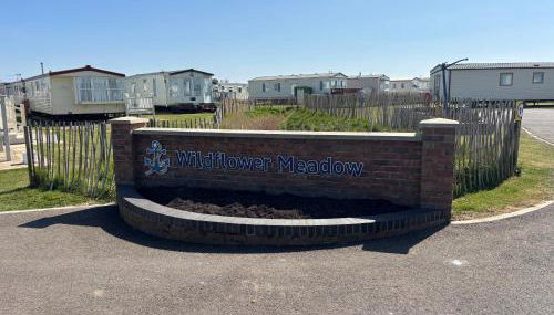 Wildflower Meadows 5 - Golden Anchor - Central Heating, Wi-Fi, bed linen - Meadow Lakes Caravan & Lodge Hire - Foto 2