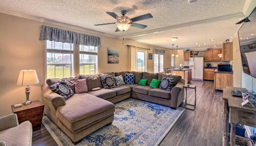 Family Home and Fire Pit and Deck, 11 Miles to Beach! - Foto 1