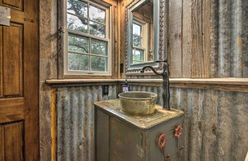 Snuggle Inn Wimberley Cabin with Fire Pit and Deck - Foto 18