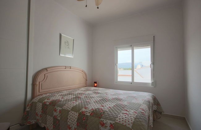 Private Family Retreat With Pool Short Walk to the Sea - Foto 2