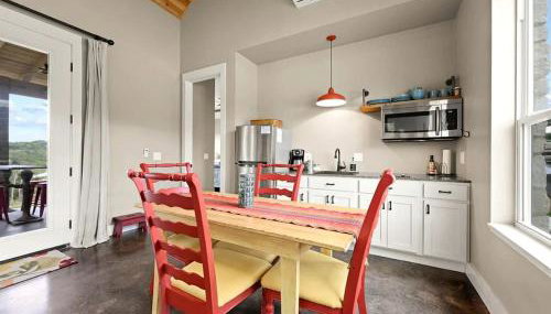 Beautiful Pet-Friendly Cottage with Outdoor Fireplace for a Wonderful Escape in Nature near Austin, Texas - Photo 3