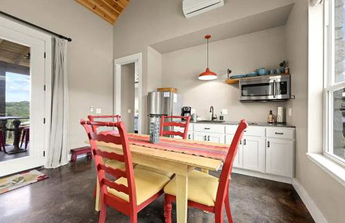 Beautiful Pet-Friendly Cottage with Outdoor Fireplace for a Wonderful Escape in Nature near Austin, Texas - Photo 3