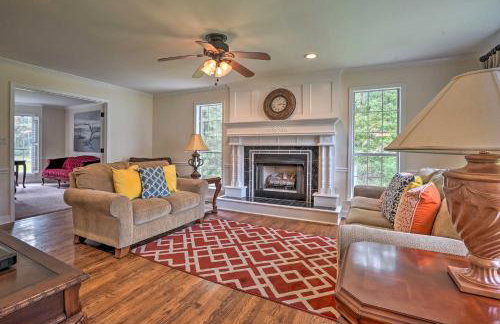 Pet-Friendly Suburban Escape with Deck and Grill! - Foto 1