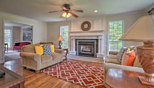 Pet-Friendly Suburban Escape with Deck and Grill! - Foto 1