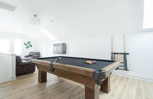 Modern retreat w/ stunning views & hot tub - Photo 39