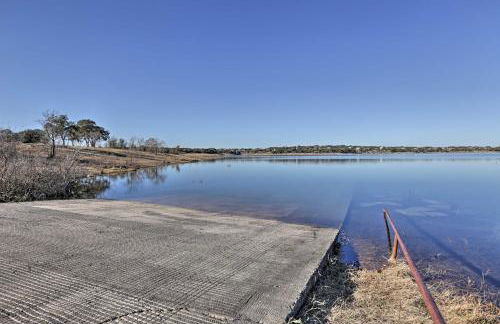 Exotic Home with Patio and Grill Walk to Canyon Lake! - Foto 32