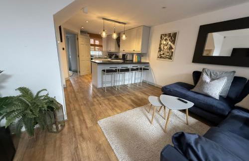 Cosy 4BR house, West Didsbury, bars and restaurants close by, Free Parking, Sleeps 8 - Photo 2