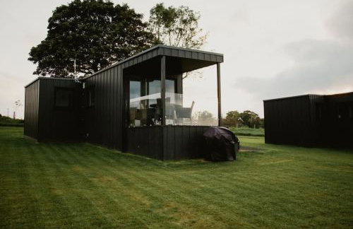 Luxury Glamping Cabin sleeping 4 People with Private Hot Tub and BBQ with views across the North Coast Ballycastle Pod 2 - Foto 8