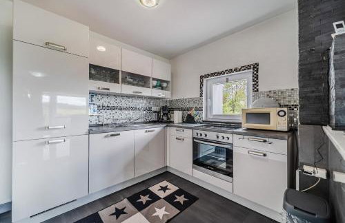 Riverside House with Pool and Hot Tub - Happy Rentals - Foto 16