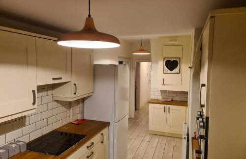 L & J ESCAPES- 4 BEDROOMs SUITABLE FOR CONTRACTORS AND FAMILIES- LARGE PRIVATE PARKING-10 MINUTES TO M6 JUNCTION 9 - Foto 4