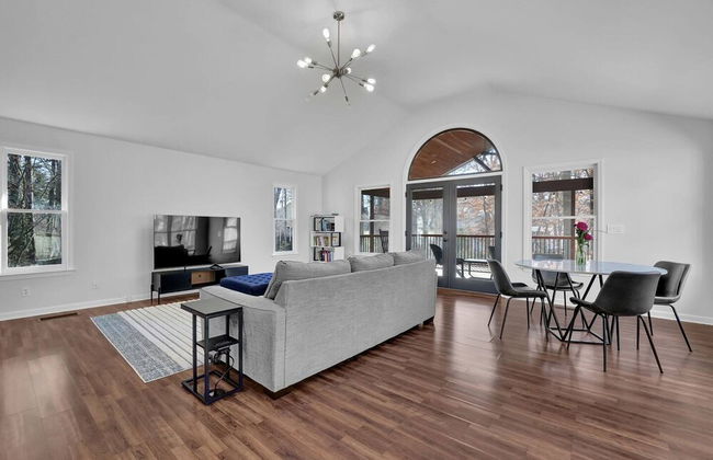 Chamblee Retreat 3BR Home w Spacious Porch - Foto 29