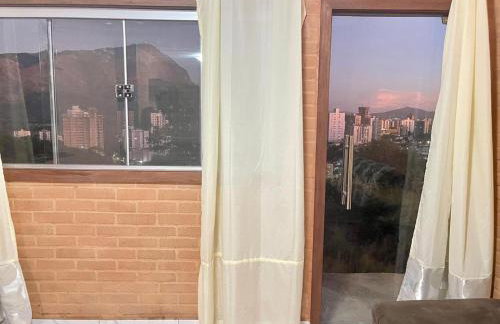 Flat com 2 quartos 2 banh AR e uma vista espetacular na área central de GV com cozinha completa-Bom p grupos ou familias ou empresas - Foto 17