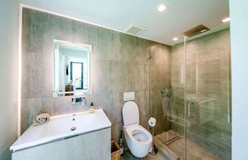 Bayview Villa by Rove Travel - Waterfront with Patio - Foto 35