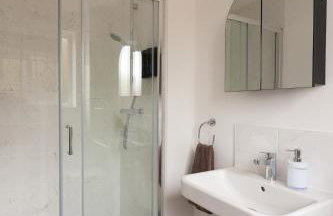 Runcorn Spacious Modern 3 bedroom House, 4 beds, On site Parking, Long stay deals - Foto 25