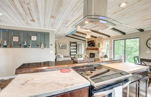 Tranquil Lakefront Cabin Fire Pit, Grill and Patio - Foto 13