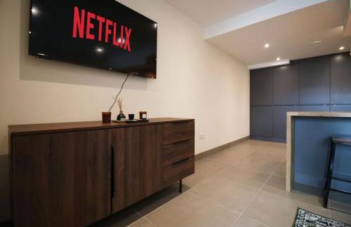 LUXURY 4 Bedroom 4 Ensuite Home in Penarth (Pool Table Games Room & BBQ Garden) with Sea Views - Photo 51