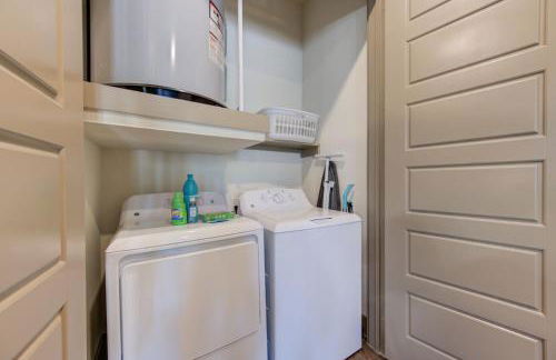 Lux Modern Art Apartment Near Eateries and Theater by RGS - Foto 7