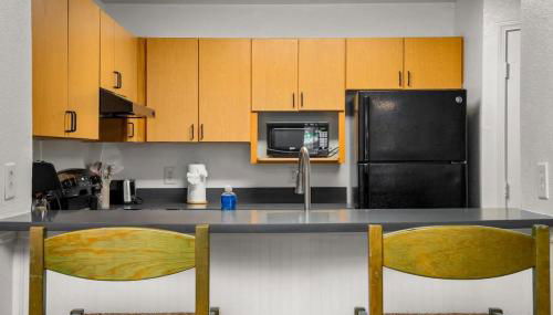 4BR Condo with Pool and Gym Long Term Stays Allowed - Photo 5