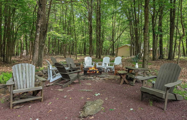 Ridge Retreat by Avantstay Game Room, Covered Porch, & Fire Pit! - Photo 1
