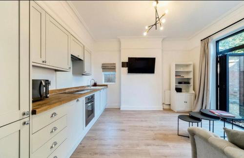 Freshly decorated apartment 10 mins from Cotswolds Child Friendly Great location with plenty of nearby free parking freestanding bath and outdoor private terrace area - Foto 8