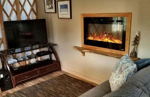 Unique Yurt Rental on Peony Farm with Riverfront View in Clyde, North Carolina - Foto 11