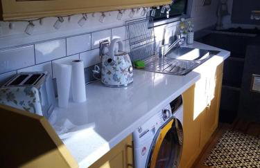 BrightOwl Waterside Narrowboat Cottage Experience - Foto 11