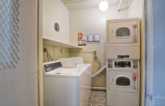 Southern Exposure w/ Private Balcony - Foto 23