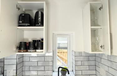 'The Elegant Comfort' - A Stunning Luxury 2-Bed Flat with Private Garden & Patio - Free Parking - Photo 9