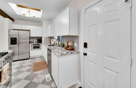 Romantic escape, hot tub, fireplace, massage room! - Foto 9