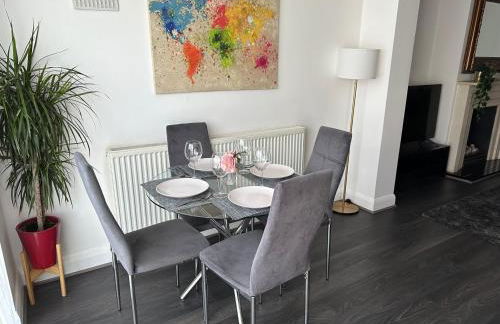 Modern four bedroom semi-detached house with off street parking 8 min drive to Wembley stadium, 5 miles to Central London - Foto 16