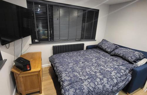 Town Centre Modern 1 Bedroom self-contained Apartment - Photo 35