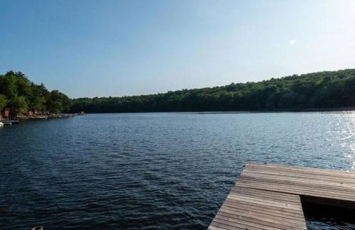 Whimsical Lakefront Chalet - Foto 7