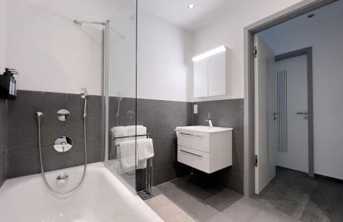 Modernes Wasserfront Wohnung, Terrasse, Parkplatz - Foto 28