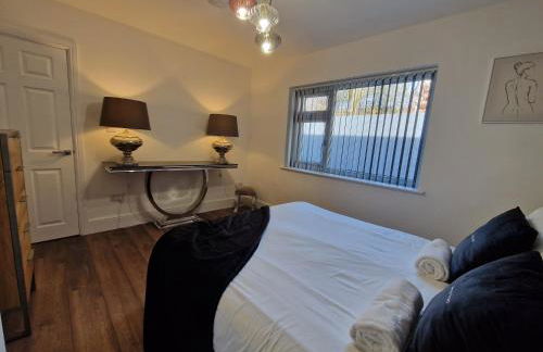 Modern & Spacious 5 Bedroom Bungalow with Parking Near Brecon Beacons & Bike Park Wales - Photo 19