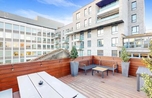 Stylish Penthouse with City Views and Aircon - Pass the Keys - Photo 23