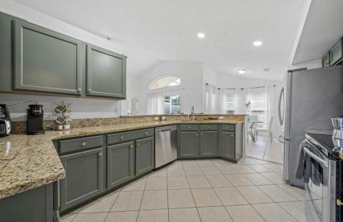 Stunning 4-bedroom Villa w/ Pool - Close to Disney Parks and Gulf Courses! - Photo 9